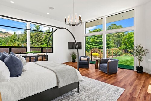 Luxury Vineyard Estate | Walk to Wineries, Pool