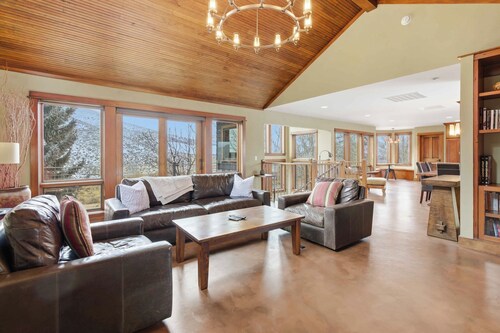 Canyon View Home on 5 Acres | Pickleball Court + Views