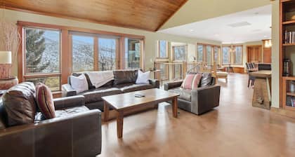 Canyon View Home on 5 Acres | Pickleball Court + Views