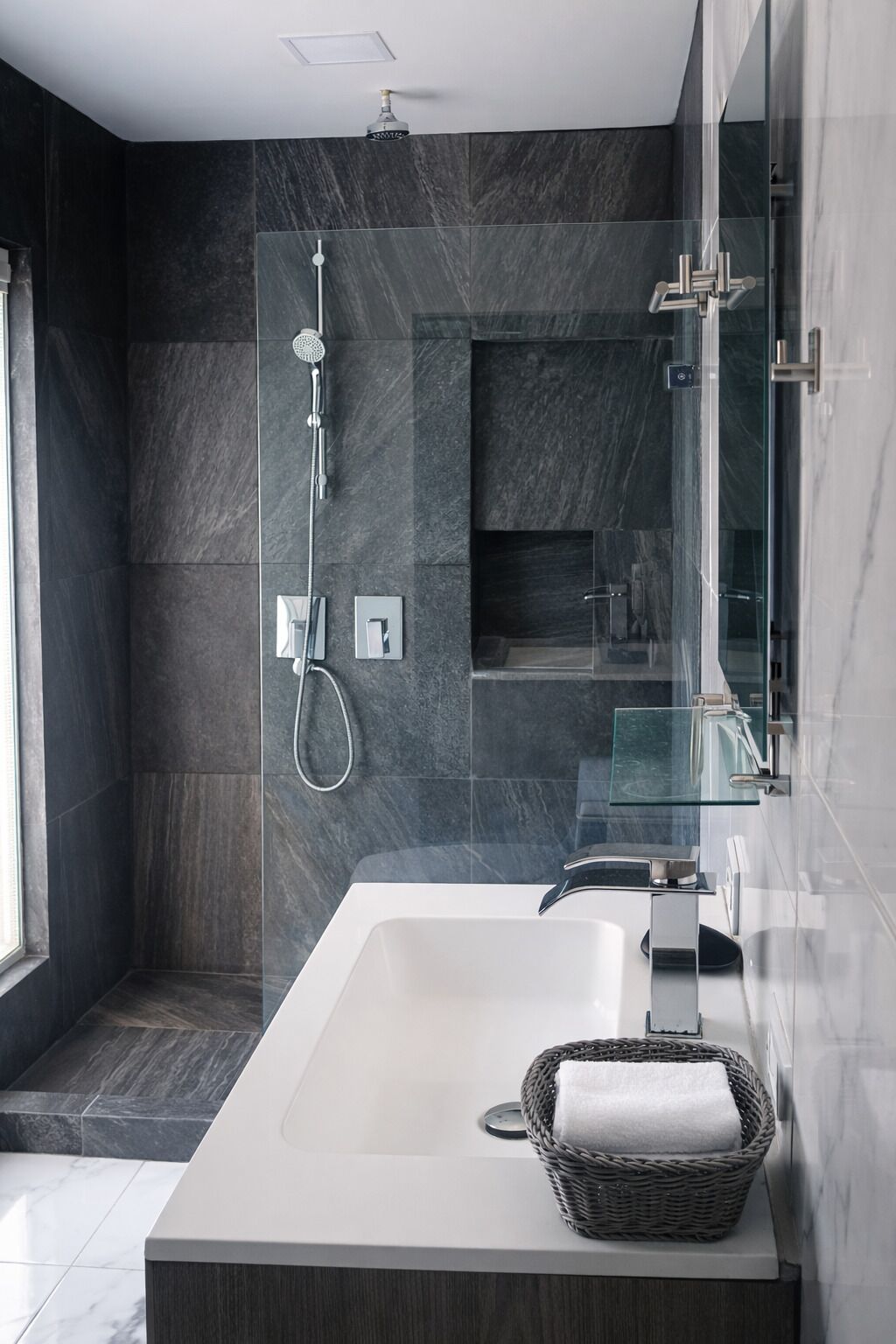 Classic-Haus | Badezimmer | Dusche, kostenlose Toilettenartikel, Handtücher, Toilettenpapier