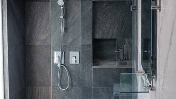 Classic-Haus | Badezimmer | Dusche, kostenlose Toilettenartikel, HandtĂŒcher, Toilettenpapier