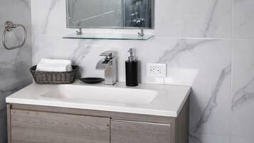 Classic House | Bathroom | Shower, free toiletries, towels, toilet paper