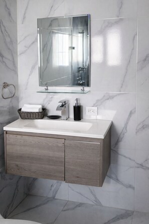 经典独立别墅 | 浴室 | 淋浴设施、免费洗浴用品、毛巾、卫生纸