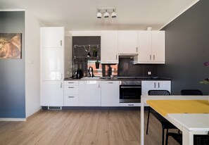 Fridge, oven, stovetop, dishwasher - Stary Browar Deluxe Apartment (Poznań)
