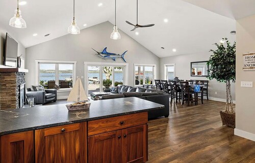 Mott's Lakefront Landing: Dog-Friendly Lakefront Escape on Seneca Lake!