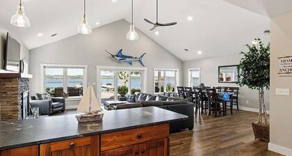 Mott's Lakefront Landing: Dog-Friendly Lakefront Escape on Seneca Lake!