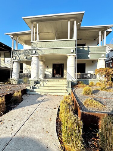Top Floor 2-Bedroom Apartment Near Everything In Salt Lake City