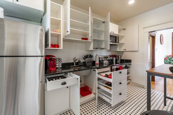 Réfrigérateur, micro-ondes, four, plaque de cuisson