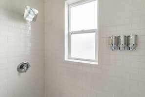 Een douche, een haardroger, handdoeken, zeep
