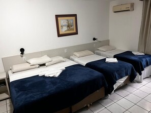 Classic Quadruple Room | In-room safe, desk, laptop workspace, blackout curtains - Hotel beach canasvieras (Florianópolis)