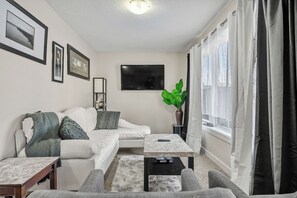 Living area - Beautiful & Cozy Guest Suite in Northwest Calgary (Calgary)