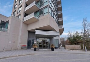 Exterior - City View Toronto Condo/Leaside (Toronto)