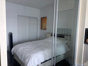 1 bedroom, WiFi, bed sheets - City View Toronto Condo/Leaside (Toronto)