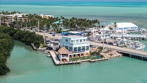 Un puerto deportivo con un edificio destacado identificado como 