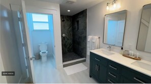 Shower, hair dryer, towels, soap - Papa Joe's Waterfront - Oceansuite 302 (Islamorada)