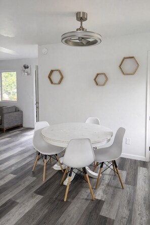 Dining - Quaint 4-bedroom house in charming Willits perfect for families (Willits)