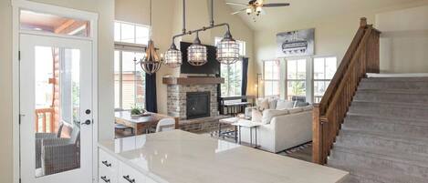 電視、壁爐、足球機、書籍