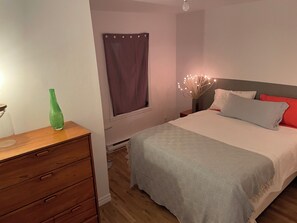 Iron/ironing board, internet, bed sheets - Welcome to Little Italy, its cafés and shops! (Montréal)