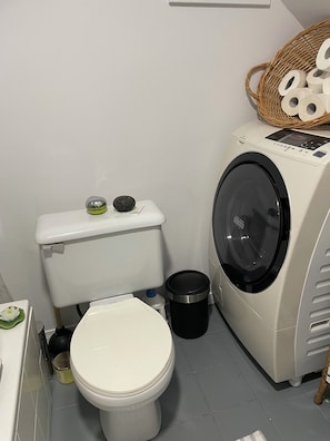 SĂšche-cheveux, serviettes fournies, savon, papier toilette