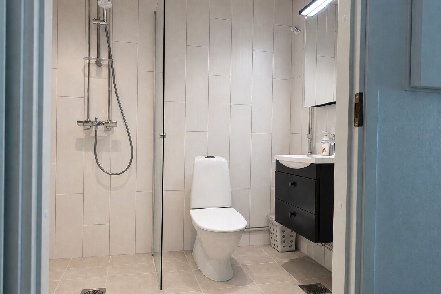 ヘアドライヤー、タオル、石鹸、トイレットペーパー