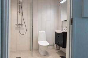 Secadora de cabello, toallas, jabón, papel de baño 