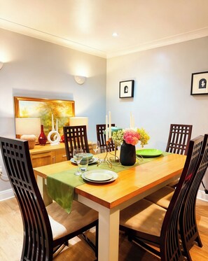Dining - 3 bed house with garden , sleeps 5, 8 mins away from Harold wood station (Romford)