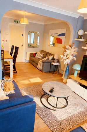 Smart TV - 3 bed house with garden , sleeps 5, 8 mins away from Harold wood station (Romford)