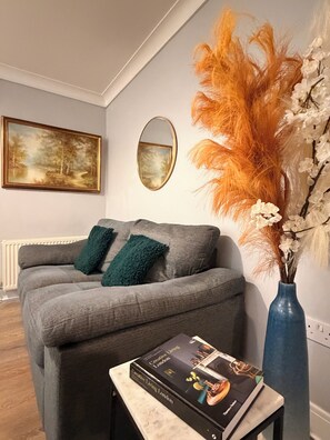 Smart TV - 3 bed house with garden , sleeps 5, 8 mins away from Harold wood station (Romford)