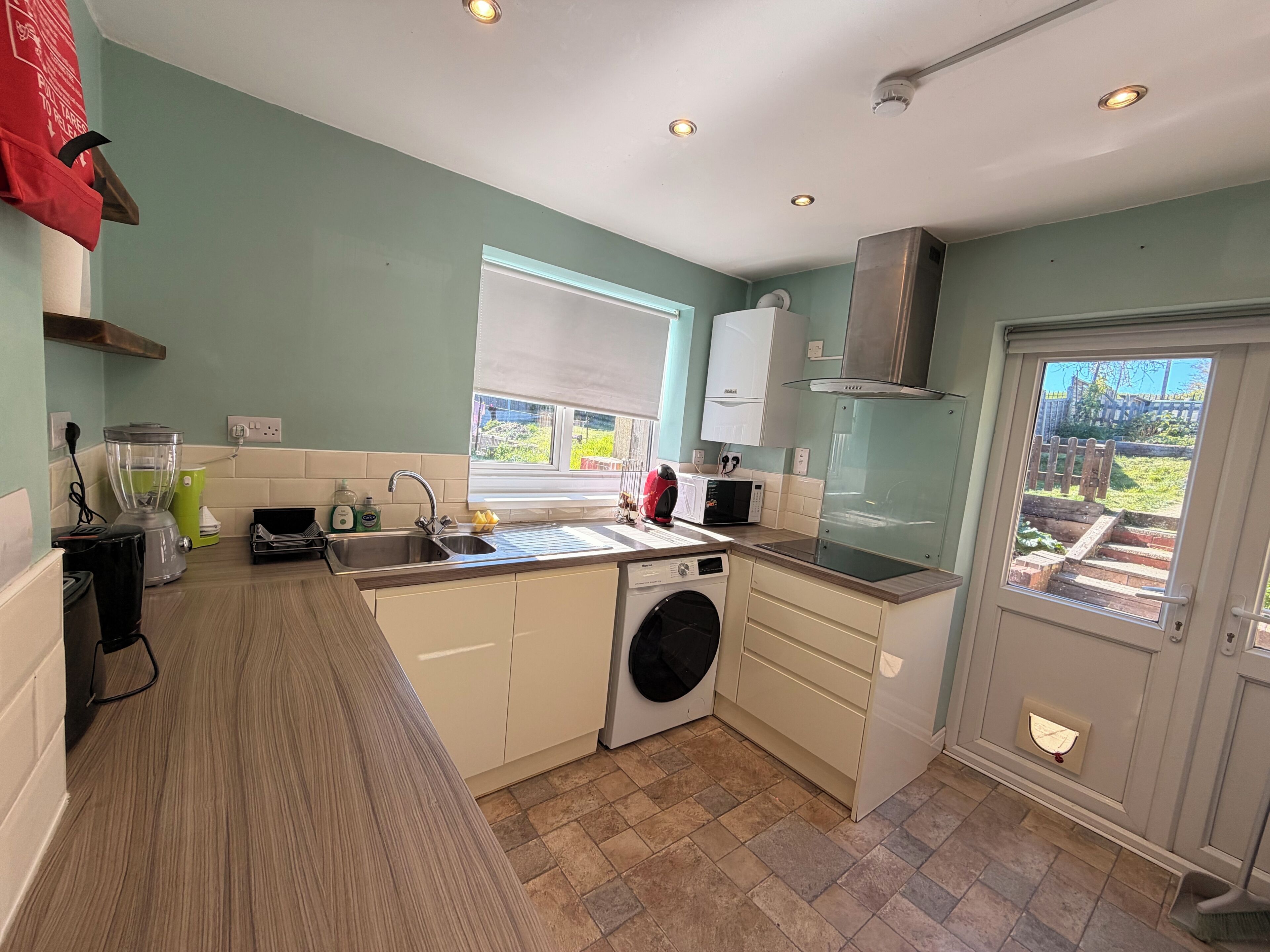 Fridge, microwave, oven, coffee/tea maker