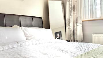 3 bedrooms, iron/ironing board, WiFi, bed sheets