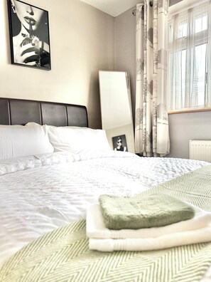 3 bedrooms, iron/ironing board, WiFi, bed sheets - 3 bed house with garden , sleeps 5, 8 mins away from Harold wood station (Romford)