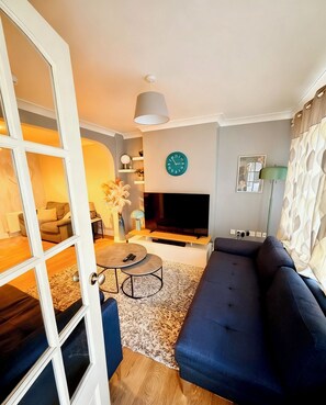Smart TV - 3 bed house with garden , sleeps 5, 8 mins away from Harold wood station (Romford)