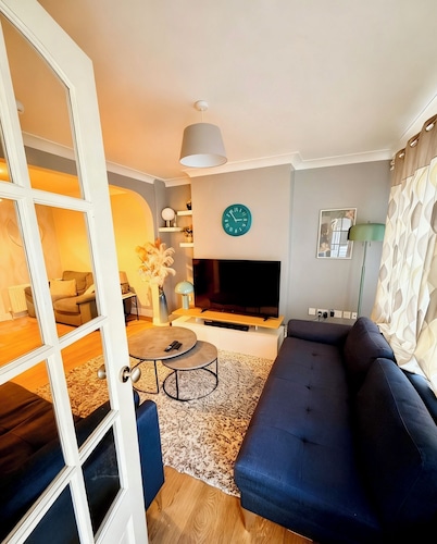 3 bed house with garden , sleeps 5, 8 mins away from Harold wood station