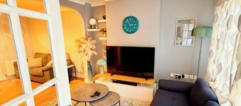 3 bed house with garden , sleeps 5, 8 mins away from Harold wood station