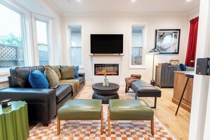 Living area - Redwood Oasis (Redwood City)