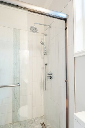 Douche, sèche-cheveux, serviettes fournies, savon