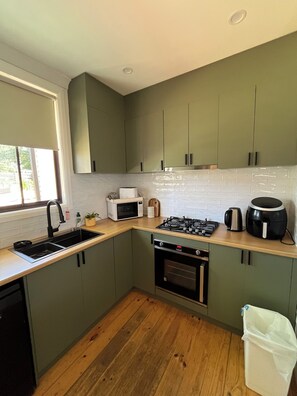 Private kitchen - Cooma 3 bedroom home with fireplace (Cooma)