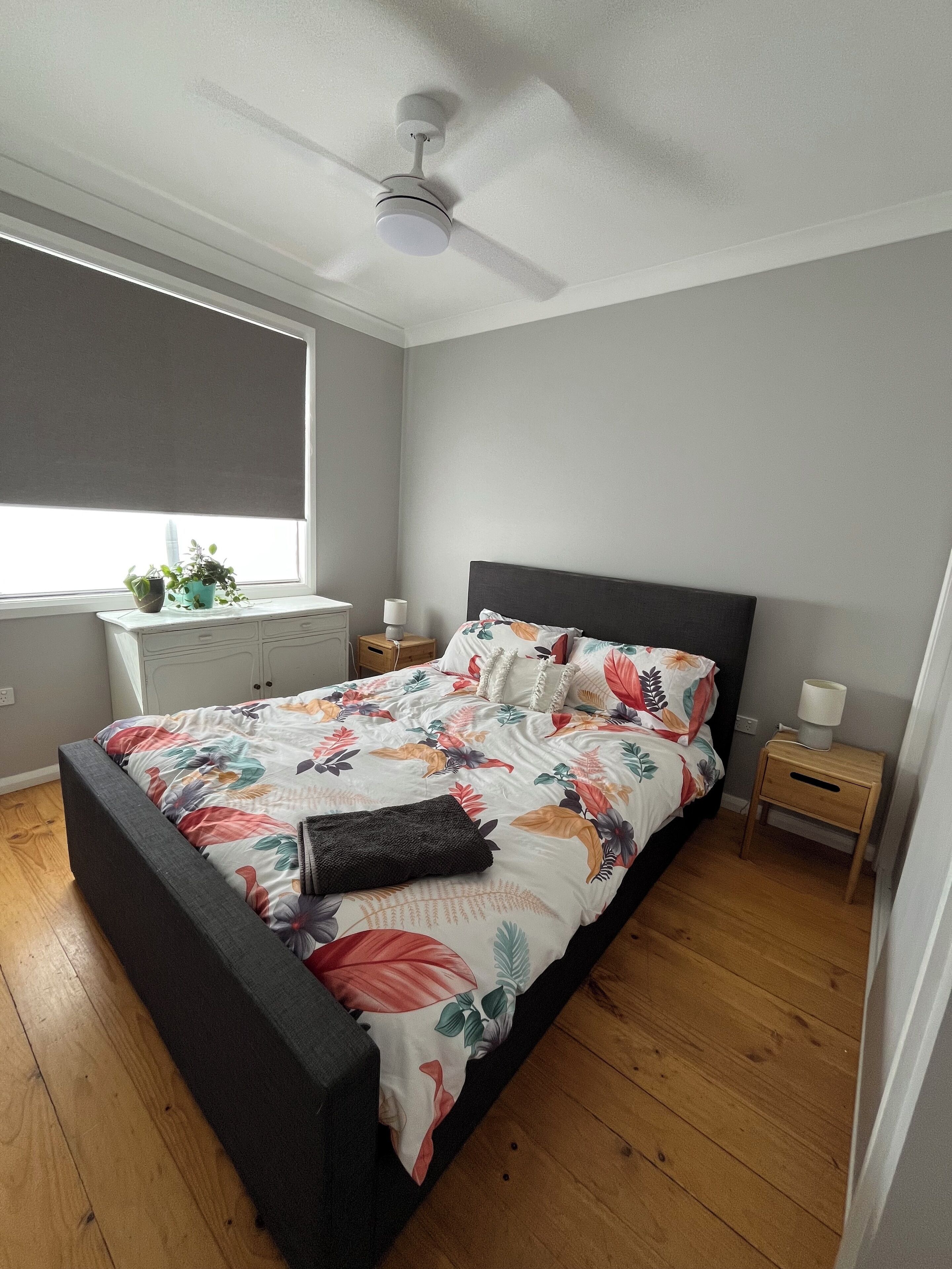 Iron/ironing board, bed sheets