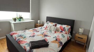 Iron/ironing board, bed sheets