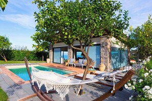 A modern villa with a pool, outdoor seating, and a hammock. - Villa Giardino Segreto, Close to Sorrento (Sorrento)