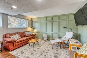 Living area - Large Central Calgary Home for Groups & Families — Walk to C‑Train (Calgary)