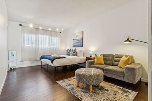 Living area - Large Central Calgary Home for Groups & Families — Walk to C‑Train (Calgary)