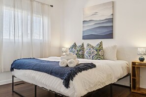 Iron/ironing board, WiFi, bed sheets - Large Central Calgary Home for Groups & Families — Walk to C‑Train (Calgary)