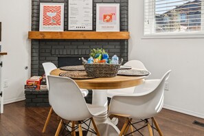 Dining - Large Central Calgary Home for Groups & Families — Walk to C‑Train (Calgary)