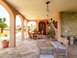 Outdoor dining - Beautiful farm with pool and garden on the outskirts of sa Pobla. (Sa Pobla)