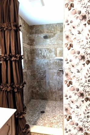 Douche, sèche-cheveux, serviettes fournies