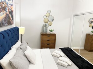 2 habitaciones, tabla de planchar con plancha, wifi y ropa de cama 