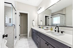 Shower, hair dryer, towels, soap - Upscale Gated 3BR wGarage Near CityCentre & Memorial (Houston)