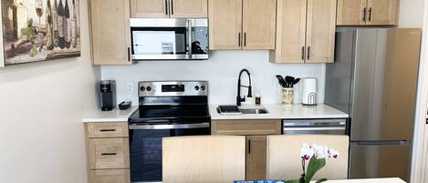 Frigorífico, microondas, horno y placa de cocina