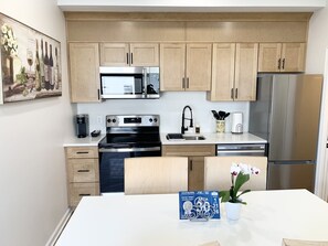 Réfrigérateur, four à micro-ondes, un four, surface de cuisson